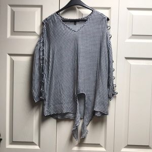 Women’s casual top with open sleeves